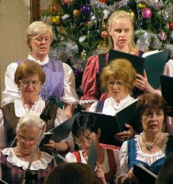 Singing_Christmas_Hymns-Copyright_EOTR-AustrianClubMelbourne